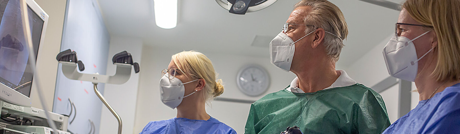 Chefarzt der Klinik für Gastroenterologie und Diabetologie, Dr. med. Ernst-Friedrich Koller und zwei weitere Mitarbeiterinnen des medizinischen Fachpersonals schauen während einer Endoskopie auf den Monitor. Chefarzt der Klinik für Gastroenterologie und Diabetologie, Dr. med. Ernst-Friedrich Koller und zwei weitere Mitarbeiterinnen des medizinischen Fachpersonals schauen während einer Endoskopie auf den Monitor.