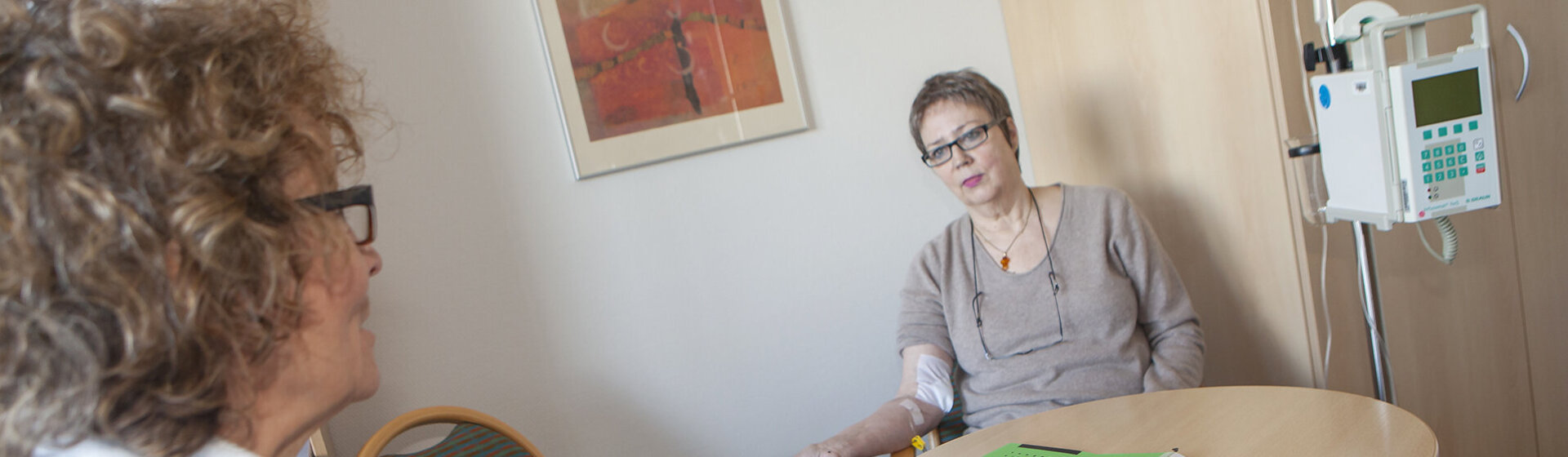 Ärztin spricht mit Patientin.