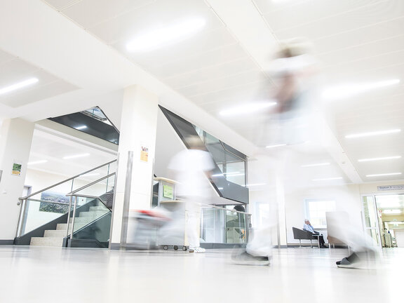 Geschäftiges Treiben im hellen Treppenhaus und Flurbereich Klinikum Itzehoe