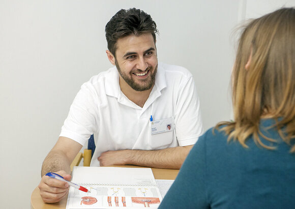 Medizinische Beratung Ein Arzt berät eine Patientin.