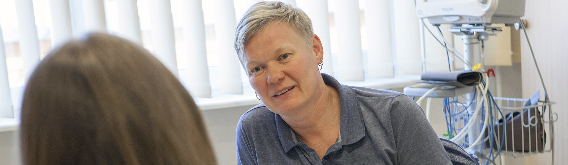 Ökotrophologin B. Sc. Klara Schnorrenberg im Gespräch mit einer Jugendlichen. 