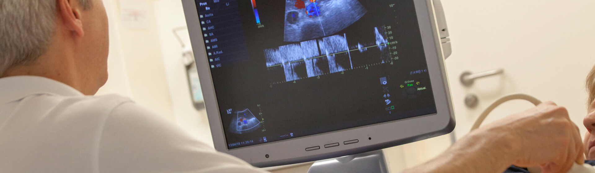 Prof. Dr. Michael Neipp untersucht eine Patientin per Ultraschall. Prof. Dr. Michael Neipp untersucht eine Patientin per Ultraschall.