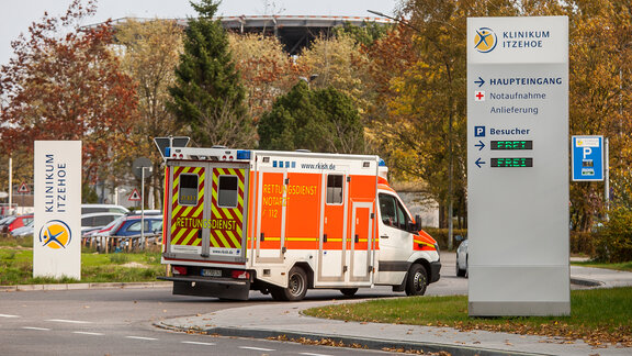 Ein Rettungswagen kommt am Klinikum Itzehoe an.