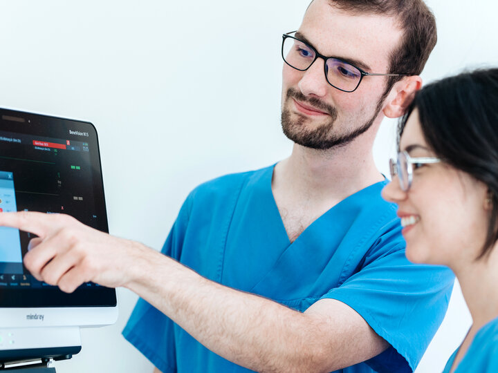 Klinikpersonal an einem Monitor