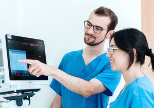 Klinikpersonal an einem Monitor