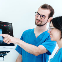 Klinikpersonal an einem Monitor