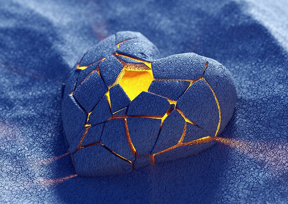 Seelsorge Ein brüchiges blaues Herz liegt auf blauem Untergrund und leuchtet golden von innen.