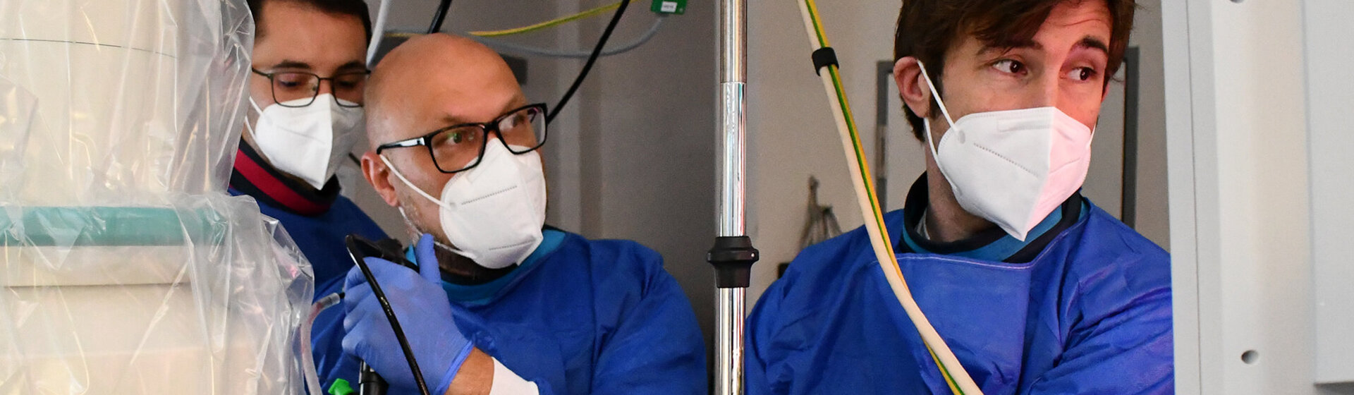 Chefarzt Priv.-Doz. Dr. med. Waschki (Mitte) zusammen mit zwei Kollegen bei einer pneumologischen Behandlung