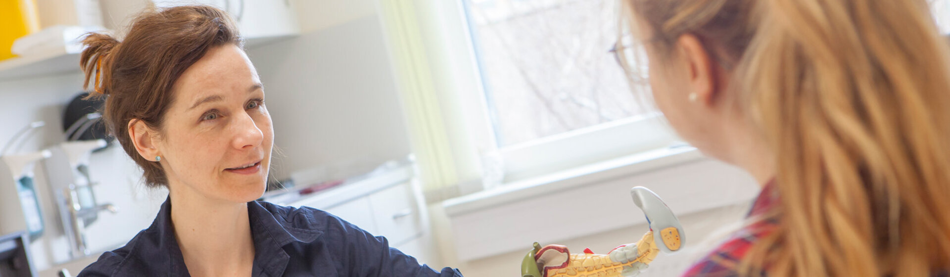 Ernährungsmedizinerin Dr. Dorothee Staiger berät eine Patientin im Behandlungszimmer. Ernährungsmedizinerin Dr. Dorothee Staiger berät eine Patientin im Behandlungszimmer.