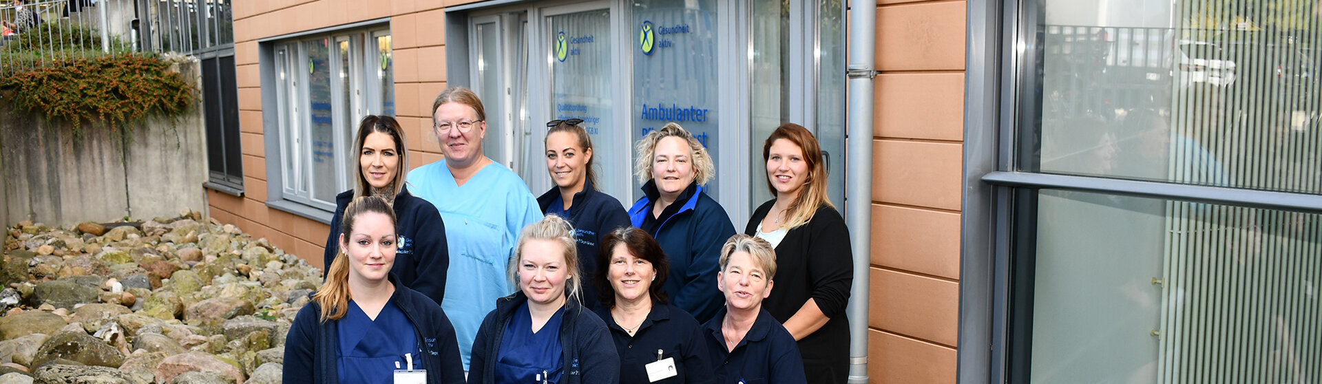 Gruppenfoto des Teams Ambulanter Pflegedienst vorm Eingang zum Ärzte- und Dienstleistungszentrum Gruppenfoto des Teams Ambulanter Pflegedienst vorm Eingang zum Ärzte- und Dienstleistungszentrum