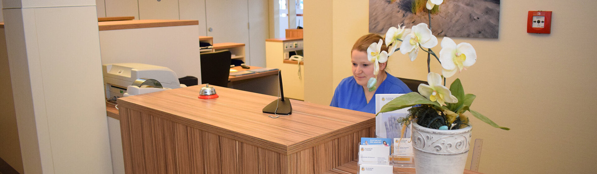 Mitarbeiterin am Empfangstresen Mitarbeiterin am Empfangstresen