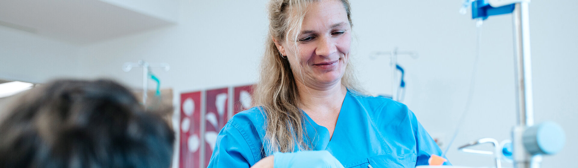 Pflegefachkraft behandelt PatientIn in der Onkologisch-therapeutischen Kompetenzzentrum Pflegefachkraft behandelt PatientIn in der Onkologisch-therapeutischen Kompetenzzentrum
