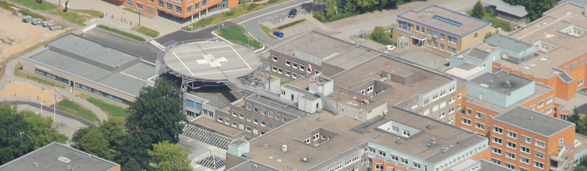 Luftbild vom Klinikum Itzehoe mit der Notaufnahme, Hubschrauberlandeplatz und weiteren Gebäuden Luftbild vom Klinikum Itzehoe mit der Notaufnahme, Hubschrauberlandeplatz und weiteren Gebäuden