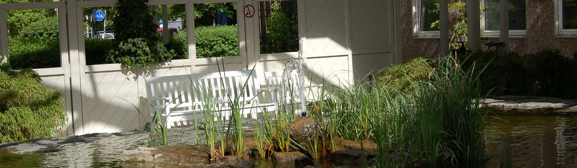 Teich mit Sitzgelegenheit im Eingangsbereich des Klinikums Itzehoe Teich mit Sitzgelegenheit im Eingangsbereich des Klinikums Itzehoe