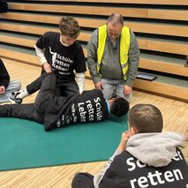Schüler üben stabile Seitenlage