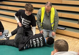 Schüler üben stabile Seitenlage