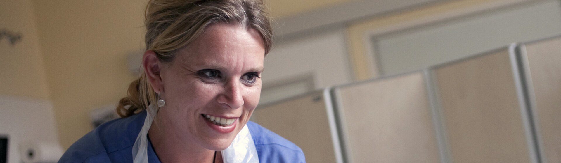 Aromatherapeutin Andrea Warmuth am Patientenbett.