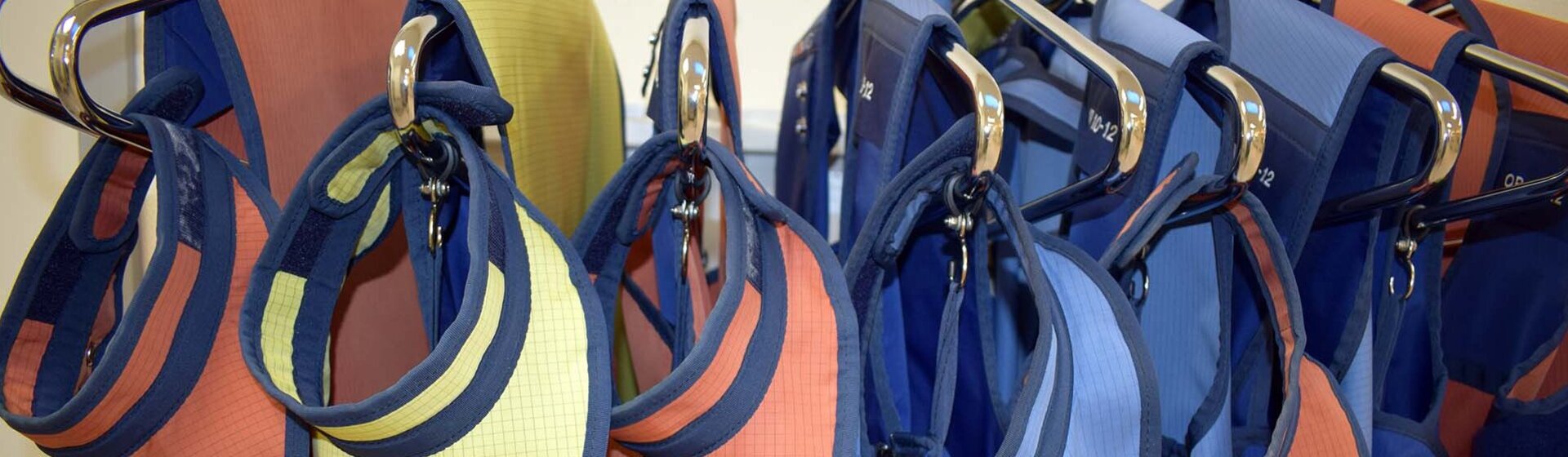 Verschiedenfarbige Strahlenschutzschürzen mit Kopfschutz. Verschiedenfarbige Strahlenschutzschürzen mit Kopfschutz.