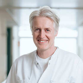 &Auml;rztlicher Direktor und Chefarzt der Klinik f&uuml;r Kinder- und Jugendmedizin, Neonatologie und P&auml;diatrische Intensivmedizin Dr. med. Georg Hillebrand