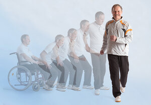 Mann steht aus dem Rollstuhl auf und beginnt zu laufen 