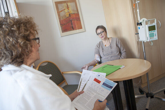 Ärztin spricht mit Patientin.