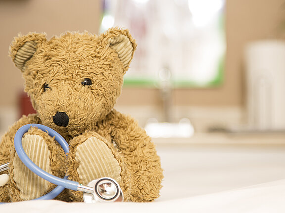 Ein Teddy sitzt und hat ein Stetoskop vor sich.