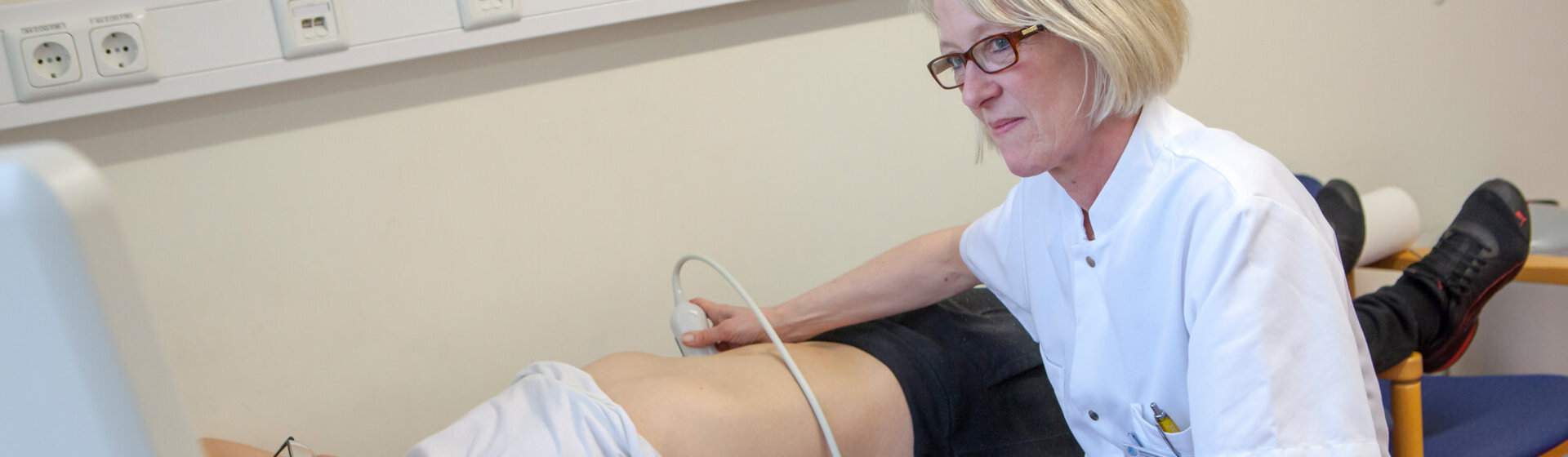 Urologin Dörthe Liemann untersucht einen Patienten per Ultraschall.