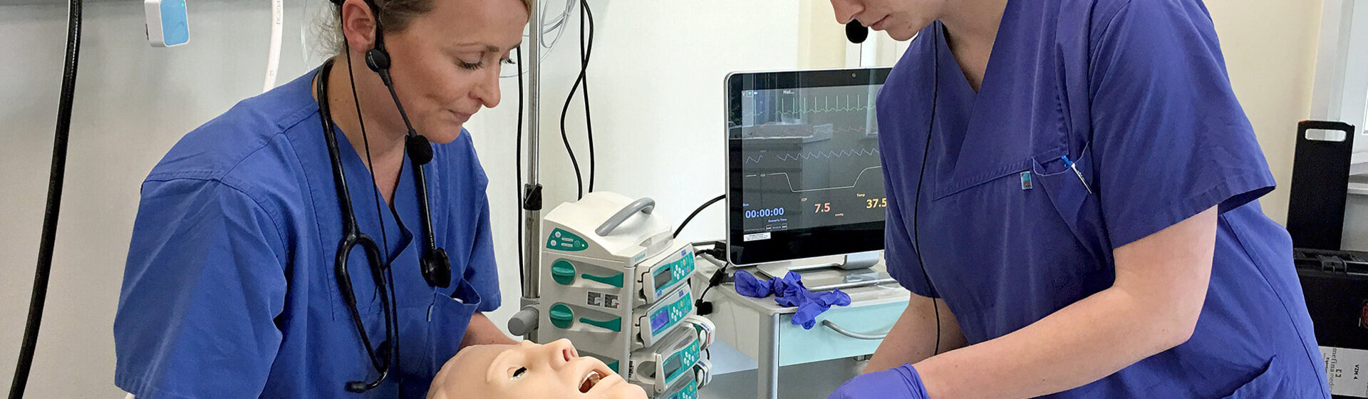 Zwei Mitarbeiterinnen beim Simulationstraining an der Simulationspuppe