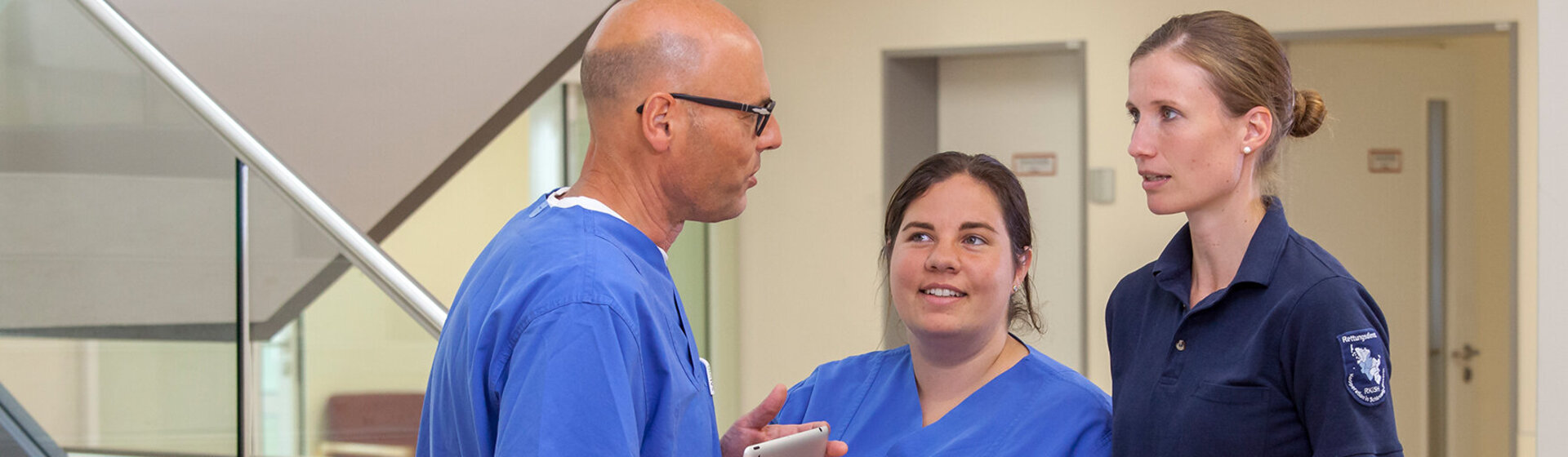 Medizinisches Personal bespricht sich