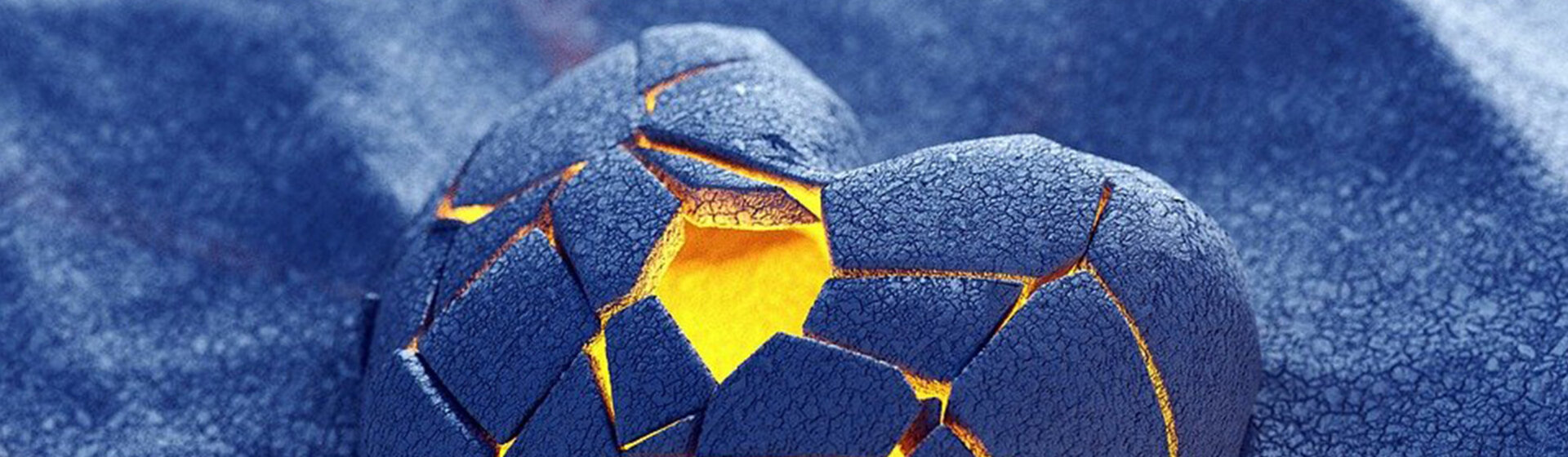 Ein brüchiges blaues Herz liegt auf blauem Untergrund und leuchtet golden von innen. Ein brüchiges blaues Herz liegt auf blauem Untergrund und leuchtet golden von innen.