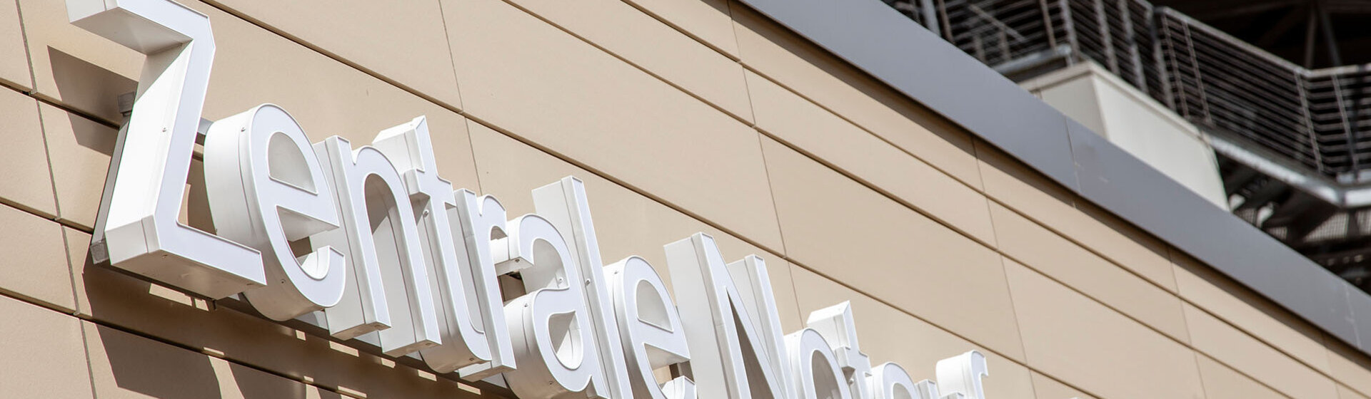 Schriftzug Zentrale Notaufnahme am Gebäude.