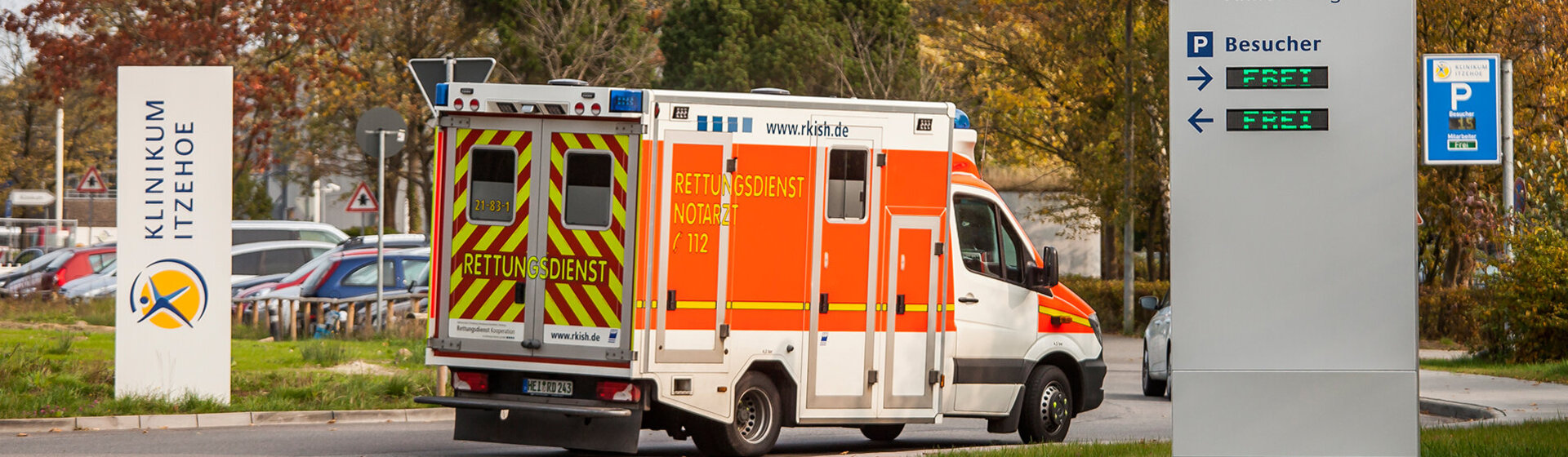 Ein Rettungswagen kommt am Klinikum Itzehoe an.