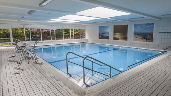 Schwimmbecken im MediFit