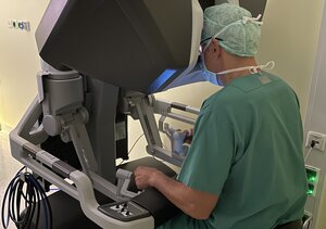 Prof. Dr. Michael Neipp bedient den DaVinci OP-Roboter