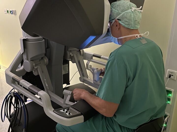 Prof. Dr. Michael Neipp bedient den DaVinci OP-Roboter