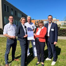 Verbandvorsteher Marcel Ulrich mit dem Vorstand des Klinikum Itzehoe und Ministerin von der Decken