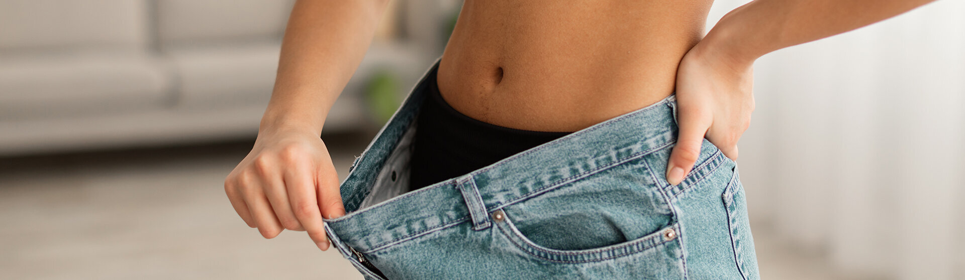 Person in in einer viel zu großen Hose.