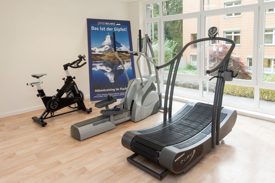 Blick auf drei Ausdauertrainingsgeräte im Höhentrainingsraum im MediFit - Klinikum Itzehoe