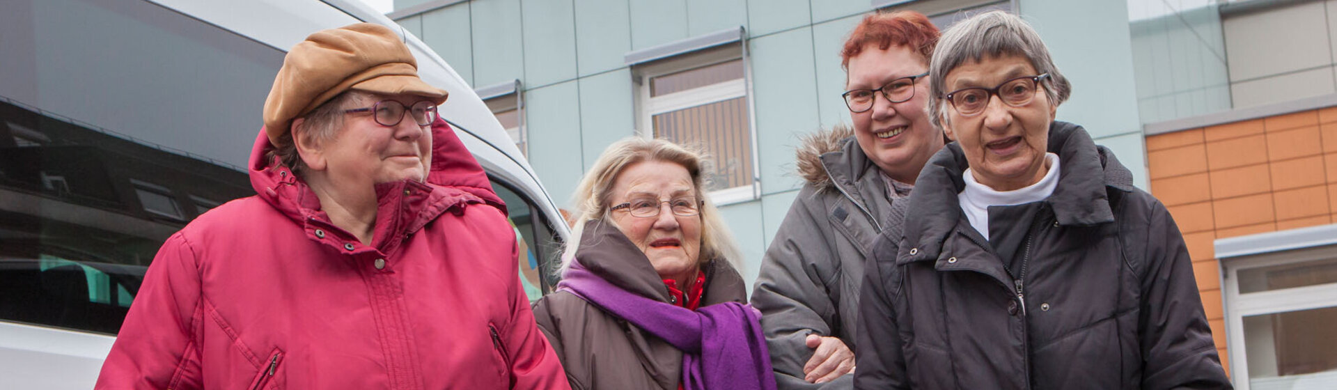 Vier Patientinnen, teilweise mit Gehhilfen, vor der Geriatrischen Tagesklinik