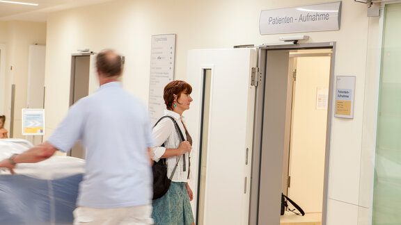 Patientin im Flur auf dem Weg zur Patientenaufnahme.