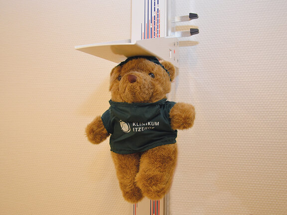 Die Körpergröße des Klinik-Teddys wird gemessen.