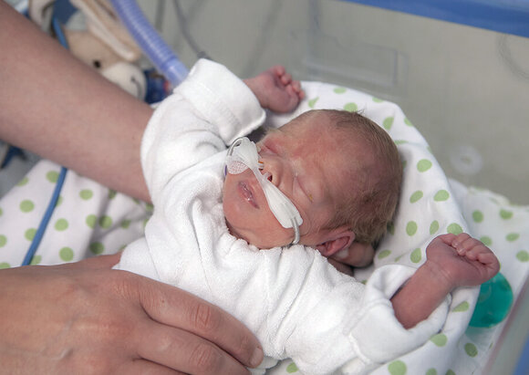 Behandlungsschwerpunkt Neonatologie und Pädiatrische Intensivstation Behandlungsschwerpunkt Neonatologie und Pädiatrische Intensivstation