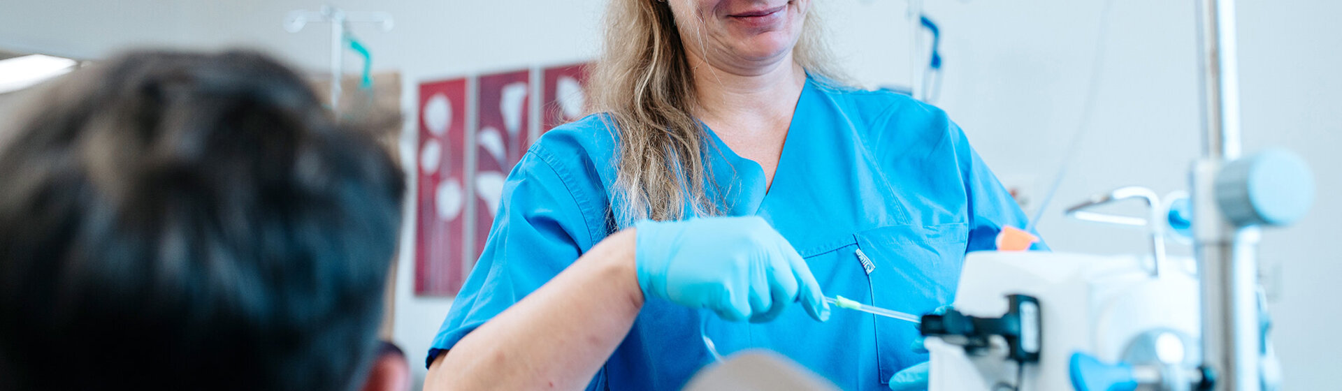 OTK-Teamleiterin Janina Köhn bereitet die Behandlung vor