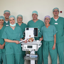 Klinikpersonal mit einem Ultraschallgerät