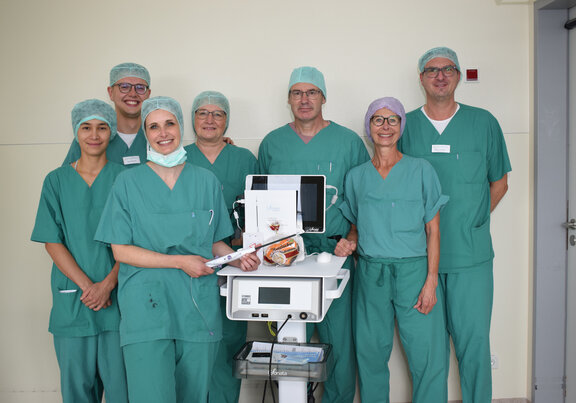 Klinikpersonal mit einem Ultraschallgerät