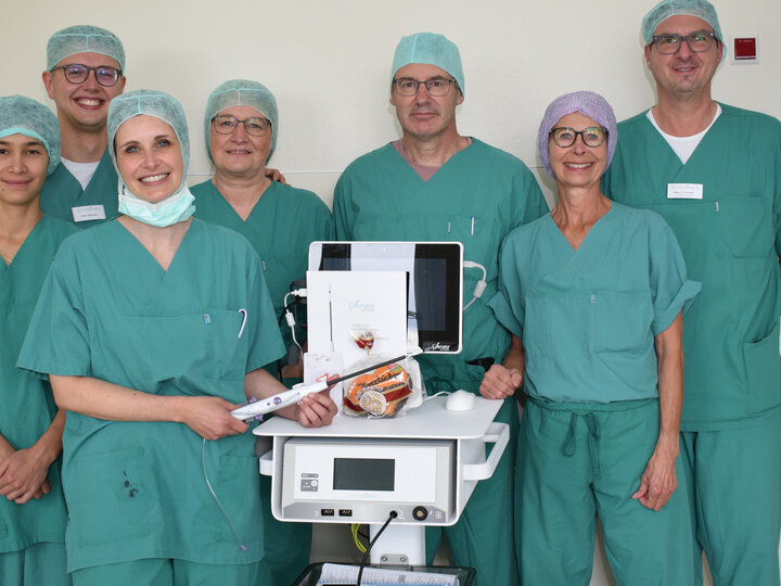Klinikpersonal mit einem Ultraschallgerät