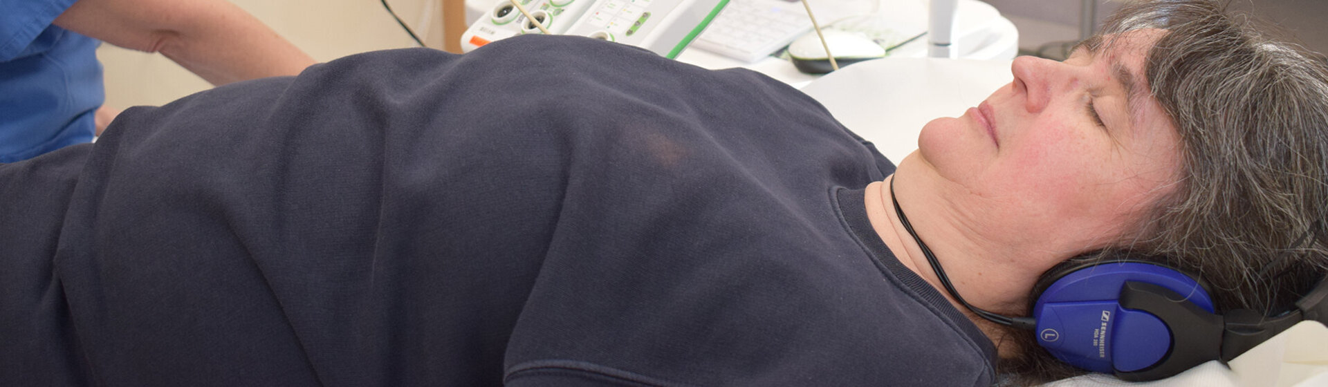 Eine Patientin liegt auf einer Untersuchungsliege.