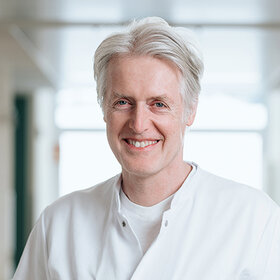 &Auml;rztlicher Direktor und Chefarzt der Klinik f&uuml;r Kinder- und Jugendmedizin, Neonatologie und P&auml;diatrische Intensivmedizin Dr. med. Georg Hillebrand