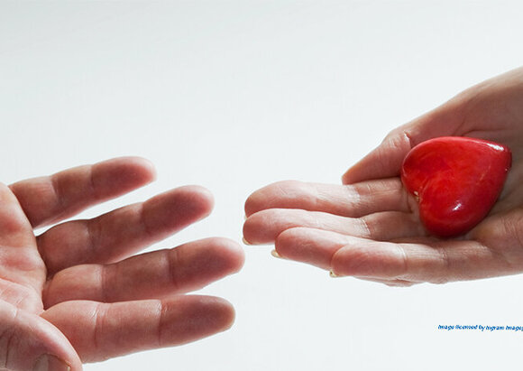 Spenden Zwei aufgehaltene Hände, auf der einen Hand liegt ein kleines rotes Herz.