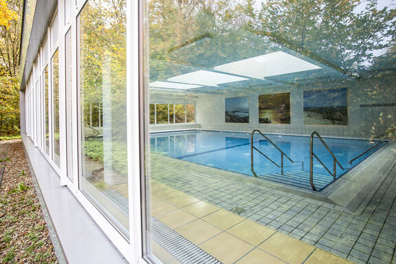 Schwimmbad im MediFit von außen durch die Scheibe fotografiert.